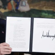 Preşedintele american Donald J Trump arată memorandumul prezidenţial de securitate naţională cu privire la Iran pe care tocmai la semnat în Camera de Recepţie Diplomatică a Casei Albe din Washington DC Statele Unite ale Americii FOTO EPA-EFE / Michae
