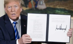 Preşedintele american Donald J Trump arată memorandumul prezidenţial de securitate naţională cu privire la Iran pe care tocmai la semnat în Camera de Recepţie Diplomatică a Casei Albe din Washington DC Statele Unite ale Americii FOTO EPA-EFE / Michae