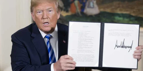 Preşedintele american Donald J Trump arată memorandumul prezidenţial de securitate naţională cu privire la Iran pe care tocmai la semnat în Camera de Recepţie Diplomatică a Casei Albe din Washington DC Statele Unite ale Americii FOTO EPA-EFE / Michae