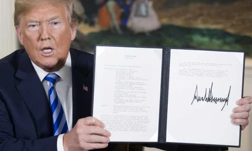 Preşedintele american Donald J Trump arată memorandumul prezidenţial de securitate naţională cu privire la Iran pe care tocmai la semnat în Camera de Recepţie Diplomatică a Casei Albe din Washington DC Statele Unite ale Americii FOTO EPA-EFE / Michae