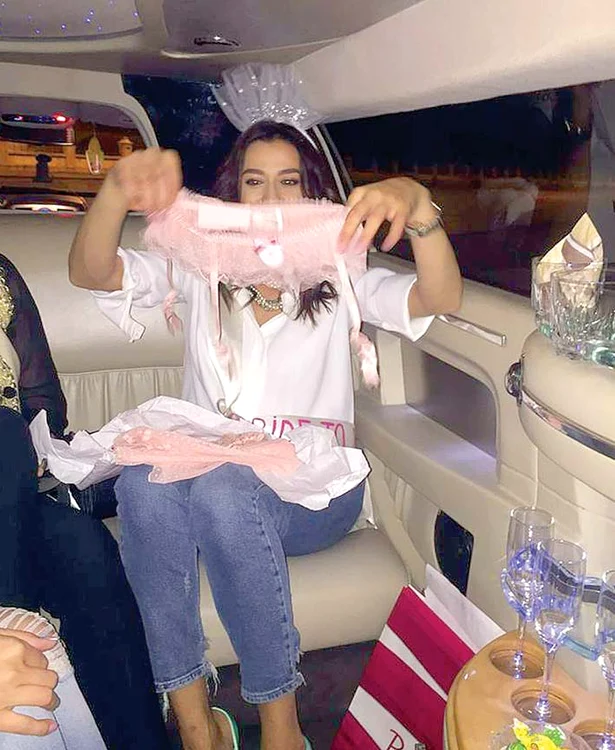 Claudia s-a bucurat de petrecerea burlăciţelor. Ea a primit de la prietene lenjerie intimă