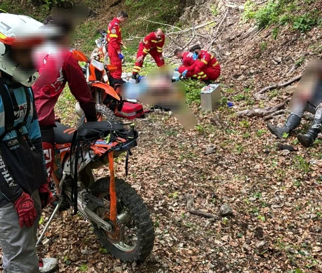 Adolescentul a căzut cu motocicleta într-o râpă. FOTO: ISU