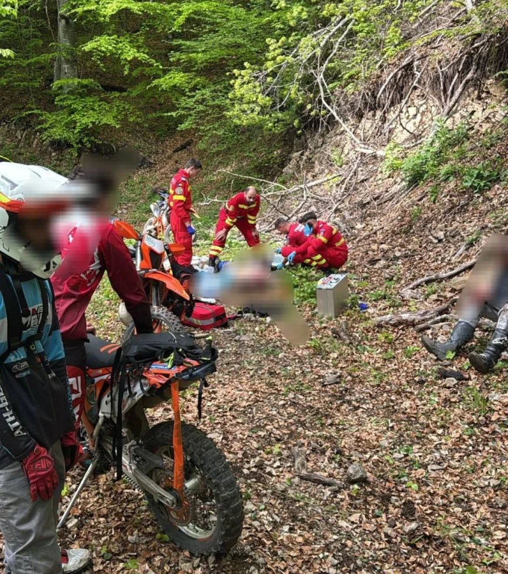 Tragedie în Bistrița: un adolescent de 19 ani, fiul viceprimarului din Prundu Bârgăului, a murit după ce a căzut cu motocicleta într-o râpă