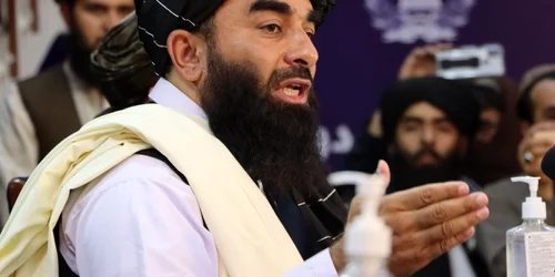 Zabihullah Mujahid a răspuns la multe dintre întrebările jurnaliştilor la prima conferinţă de presă a talibanilor FOTO EPA=EFE