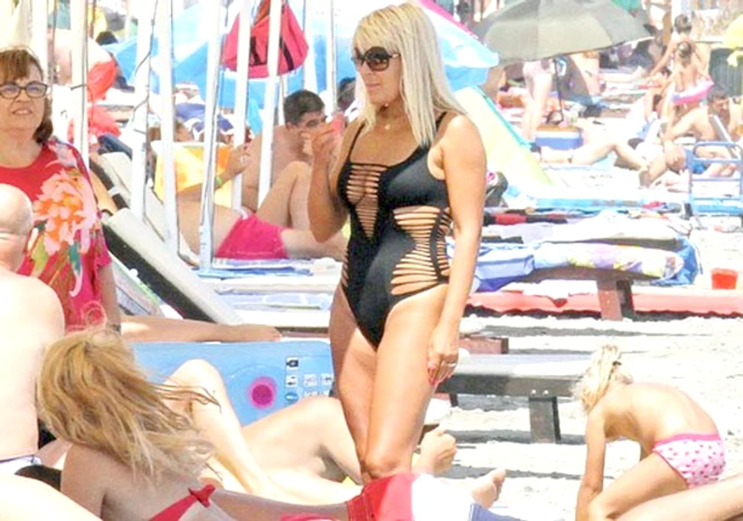 elena udrea la plaja 3 jpg