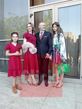 Mikaela a strălucit la cununia tatălui. Geanta și săndăluțele sunt realizate de Mihai Albu