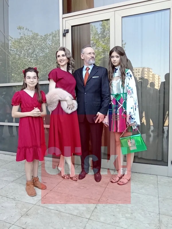Mikaela a strălucit la cununia tatălui. Geanta și săndăluțele sunt realizate de Mihai Albu