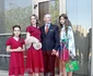 Mikaela a strălucit la cununia tatălui. Geanta și săndăluțele sunt realizate de Mihai Albu 