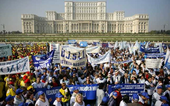 Învăţământul a fost constant un domeniu subfinanţat în România, ceea ce a dus la proteste, rămase însă fără efect.