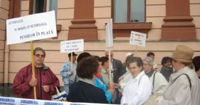 Braşov: Bunicii sunt supăraţi pe Guvern că modifică Legea pensiilor