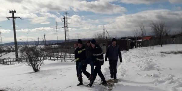 Pacient transportat de pompieri FOTO ISU Drobeta 