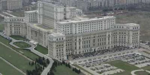 Casa Poporului, clădirea-mamut din centrul Bucurestiului