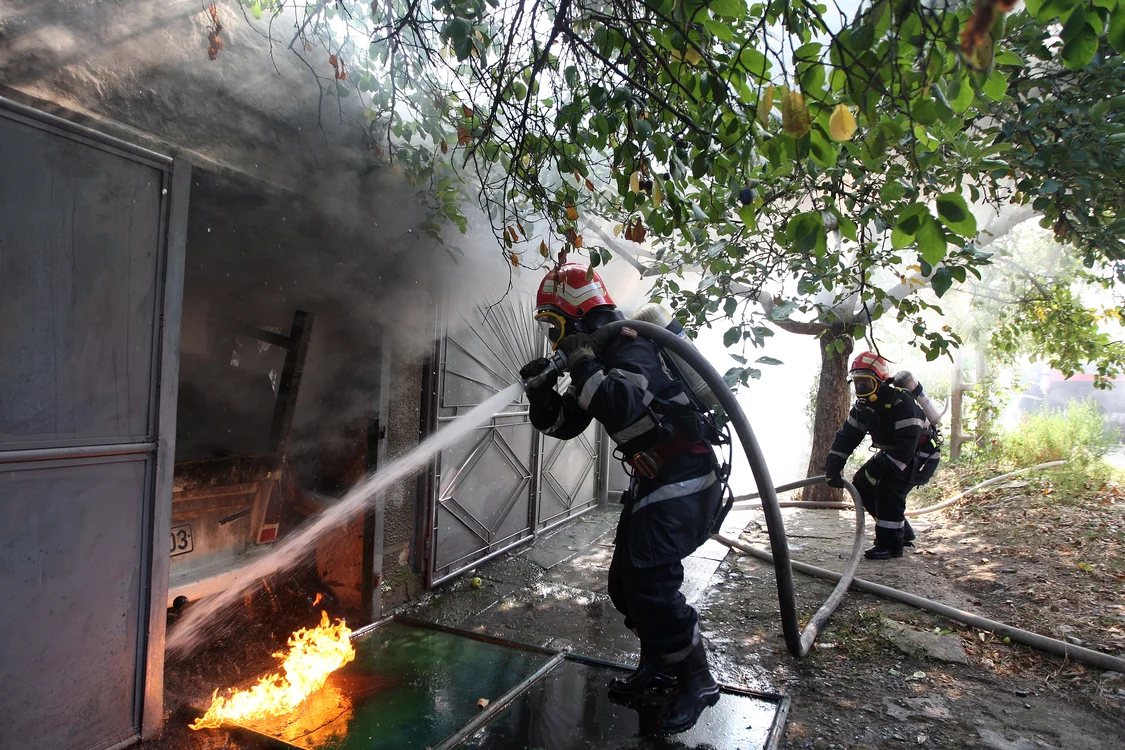 
    Pompierii veniţi să stingă incendiul nu au reuşit să salveze viaţa bătrânului (foto: arhivă)  