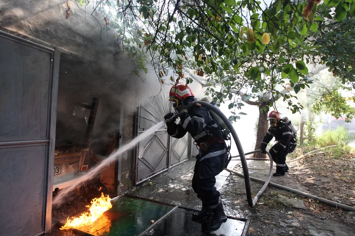 
    Pompierii veniţi să stingă incendiul nu au reuşit să salveze viaţa bătrânului (foto: arhivă)  