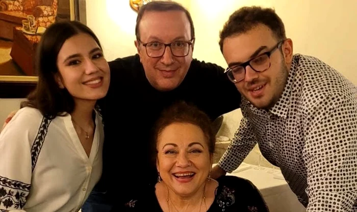 Leontina Văduva, alături de soțul Robert Saltz și fiul, Nicholas foto: Facebook
