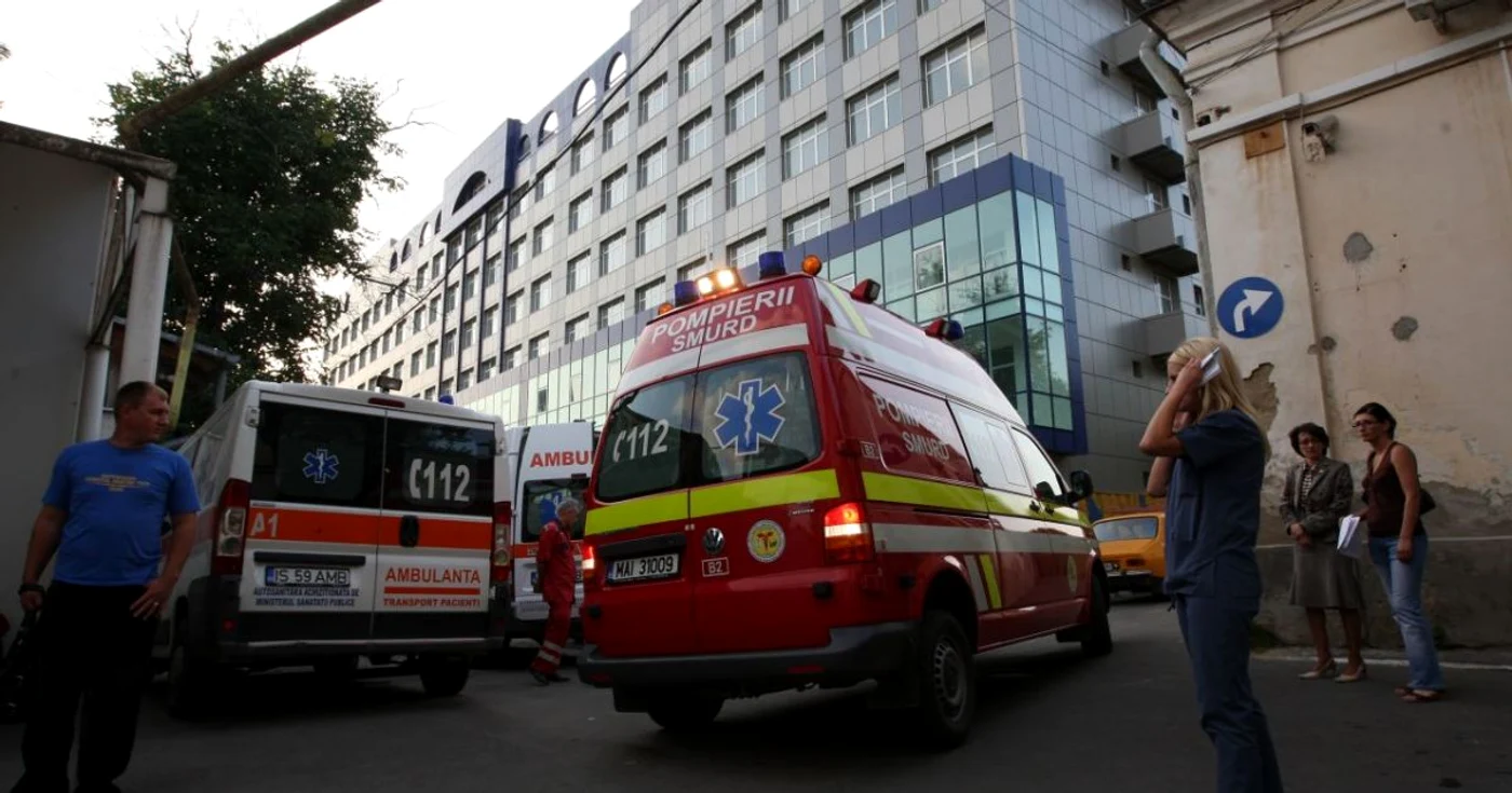 Maşini de salvare în curtea Spitalului de Urgenţă Iaşi FOTO: Adevărul
