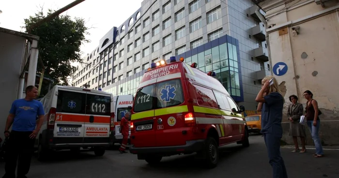 Maşini de salvare în curtea Spitalului de Urgenţă Iaşi FOTO: Adevărul