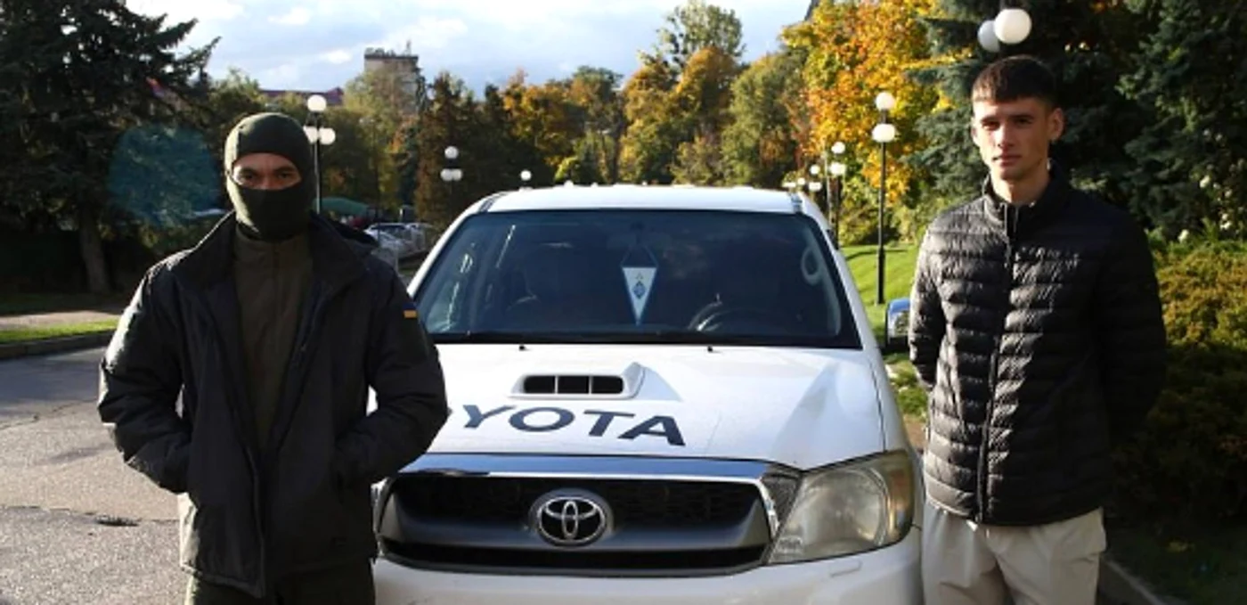 Fotbalistul s-a fotografiat alături de un soldat ucrainean. Foto Instagram Vlad Blănuță
