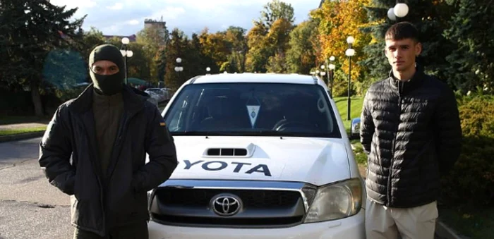 Fotbalistul s-a fotografiat alături de un soldat ucrainean. Foto Instagram Vlad Blănuță