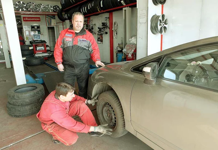 
    55 de lei. Atât costă să-ţi schimbi cauciucurile de iarnă  (fotografii: Sever Gheorghe)  