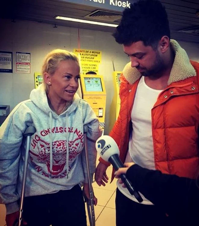 Anda Adam a fost aşteptată de soţ şi de fetiţa lor 