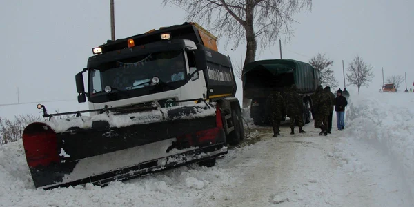 Utilajele de deszăpezire patrulează încontinuu, fără efect