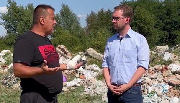 Consilier local USR din Timiș, bătut cu bestialitate. „A îndrăznit să reclame existența unei rampe de gunoi” Consilier local USR din Timiș, bătut cu bestialitate. „A îndrăznit să reclame existența unei rampe de gunoi”