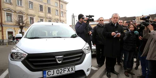 Primarul Emil Boc incearca plata parcarii cu telefonul foto Primaria Cluj-Napoca 