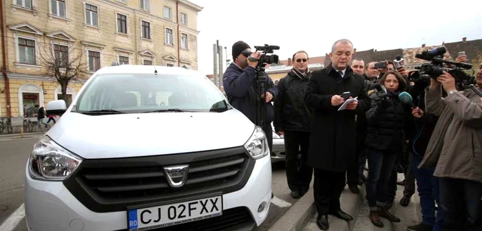 Primarul Emil Boc încearcă plata parcării cu telefonul mobile. FOTO: Primăria Cluj-Napoca