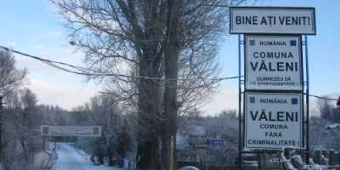 Cei care intră în Văleni află că în comună domneşte legea