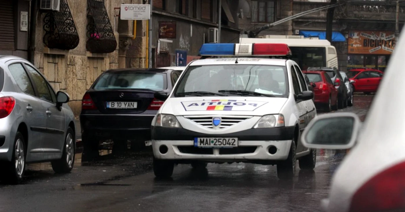 Poliţiştii trebuie să îi verifice pe cei care sunt cercetaţi sub arest la domiciliu FOTO Adevărul