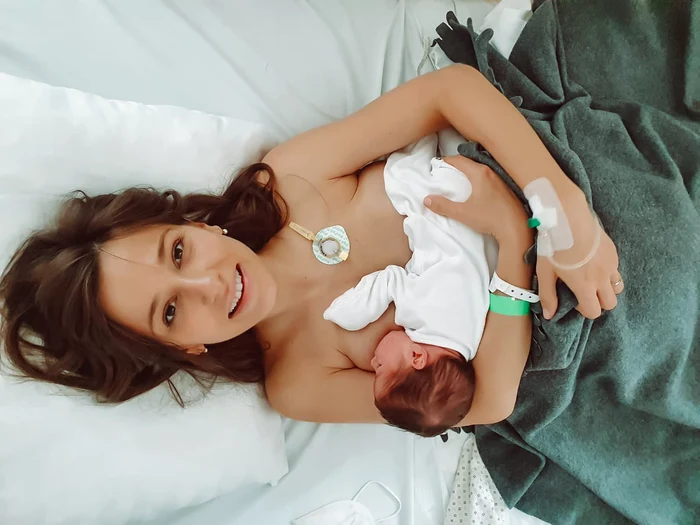 Dana Rogoz, imediat după nașterea fetiței ei, Lia Maria