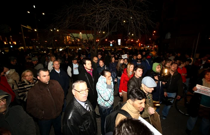 Oameni adunaţi la protest FOTO Adevărul