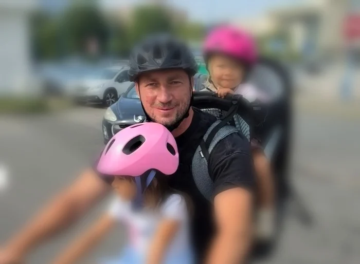 Marian Godină cu fiicele sale pe bicicletă