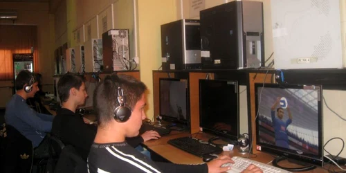 Târgovişte: Liceenii au invadat sălile de internet