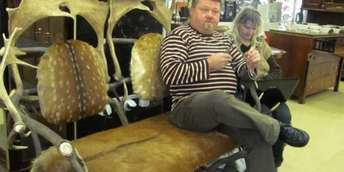 Canapeaua din coarne de cerb cosă 5.000 de euro