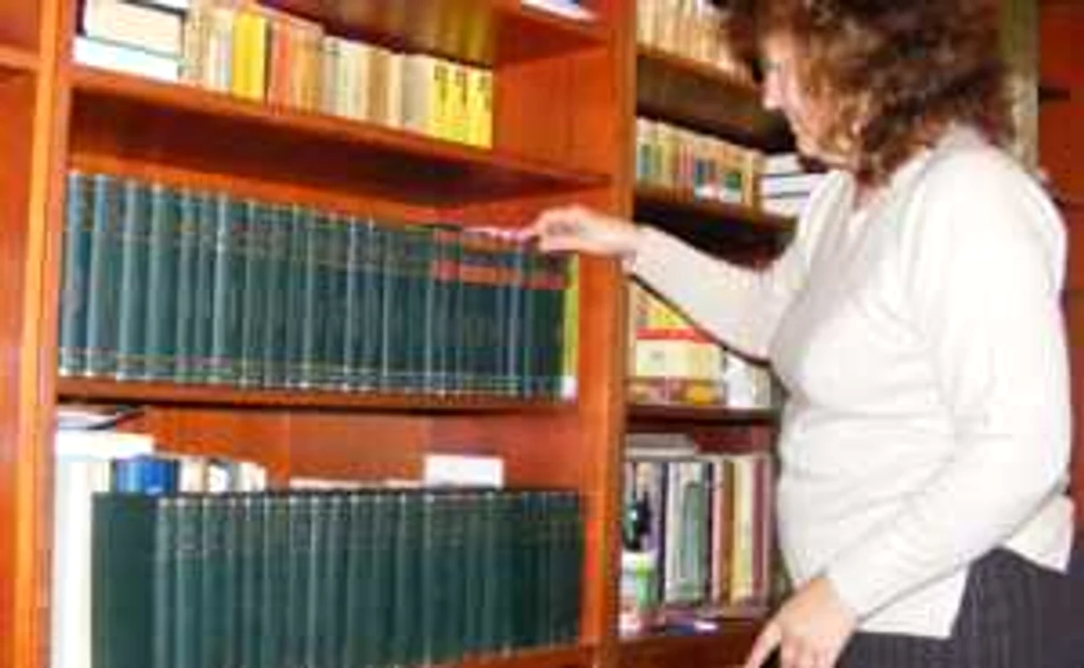 Iaşi: Cărţile „Adevărul“, la loc de cinste în bibliotecă