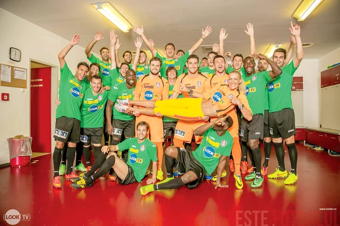 Vedeta a fost purtată pe braţe de fotbalişti