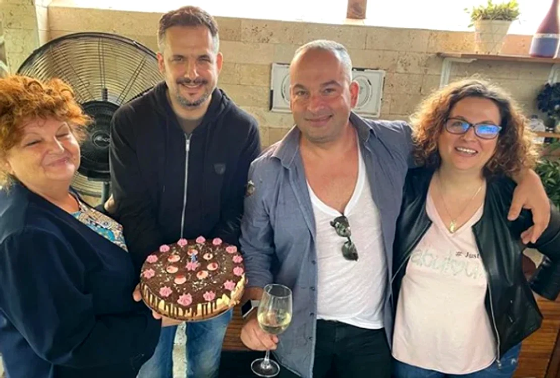 Frații lui Mădălin Ionescu alături de mama lor - Foto: Facebook 