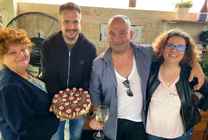 Frații lui Mădălin Ionescu alături de mama lor - Foto: Facebook