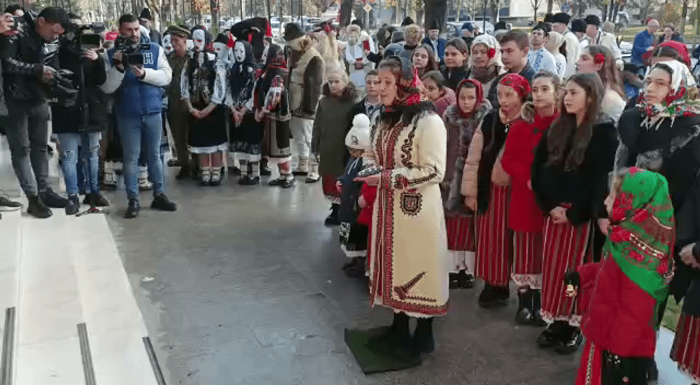 Baba, Unchiașul și Vasilca i-au colindat pe aleșii Buzăului. Parada tradițiilor a avut loc pe stradă VIDEO 