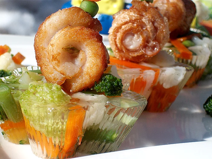 Rulouri din știucă cu legume în aspic