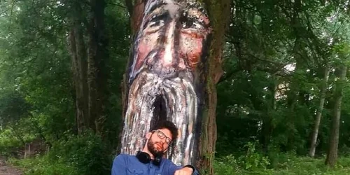 Artistul Adrian Luță și una dintre lucrările sale Foto Arhiva personală