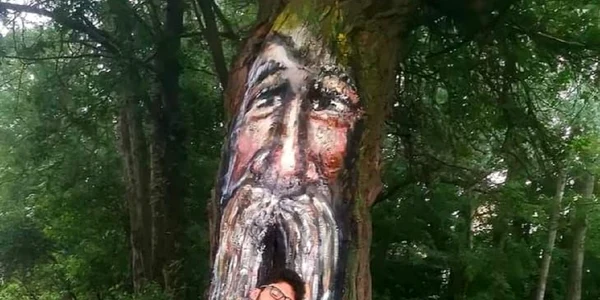 Artistul Adrian Luță și una dintre lucrările sale Foto Arhiva personală