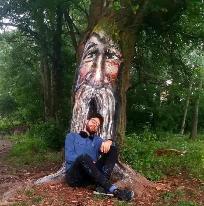 Artistul Adrian Luță și una dintre lucrările sale Foto Arhiva personală