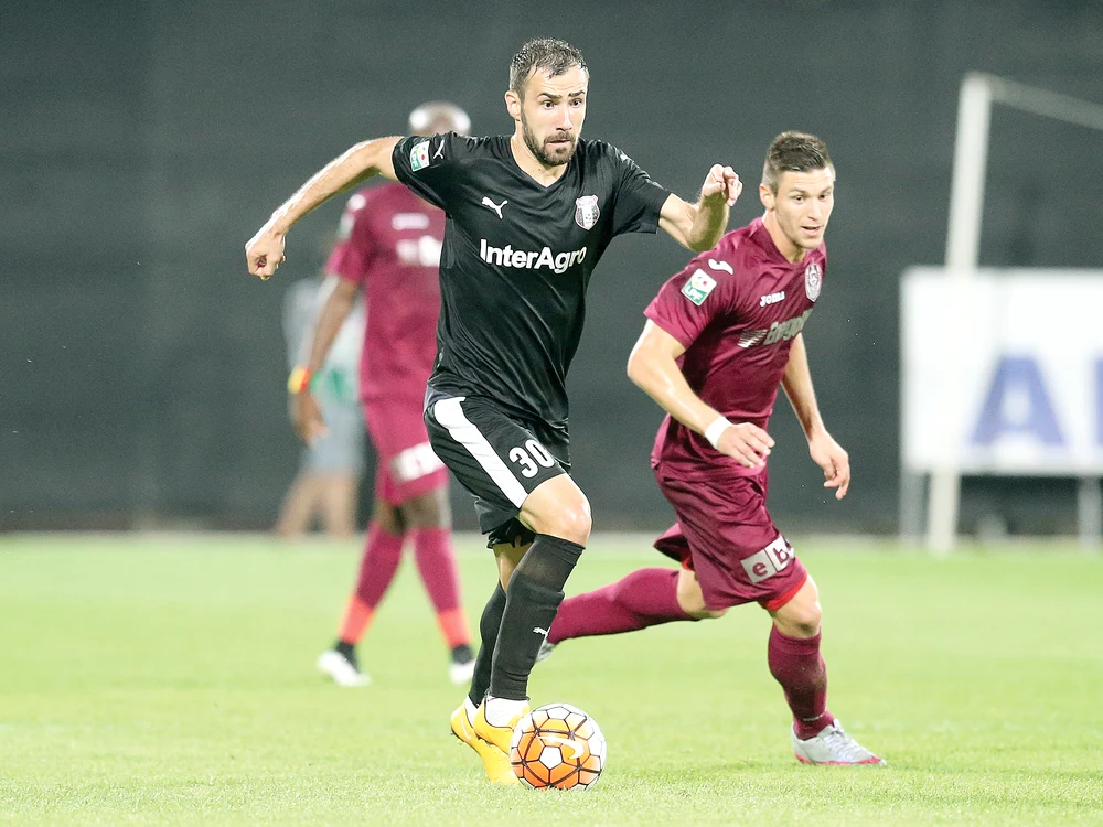 
    Alexandru Dandea  şi coechipierii săi joacă  fotbal doar de plăcere  de câteva luniFOTO: Sportpictures.eu   