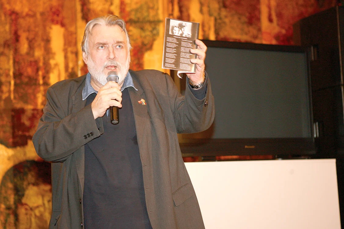 Poetul, publicistul şi omul politic Adrian Păunescu a încetat din viaţă la 5 noiembrie 2010, la vârsta de 67 de ani. Scriitorul suferea de diabet, insuficienţă cardiacă, renală, hepatică şi respiratorie. Averea pe care se luptă moştenitorii lui este estim