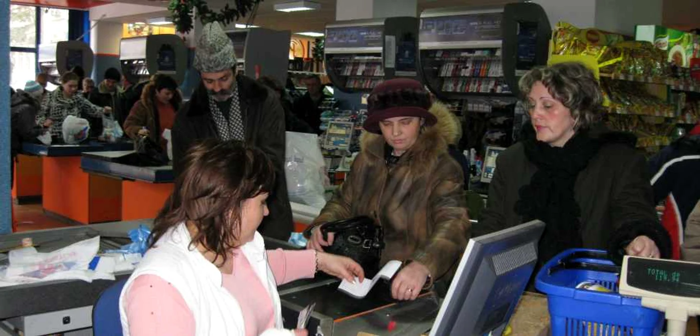  Botoşănenii au golit rafturile supermarket-urilor din oraş 