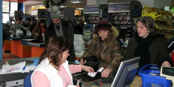  Botoşănenii au golit rafturile supermarket-urilor din oraş 