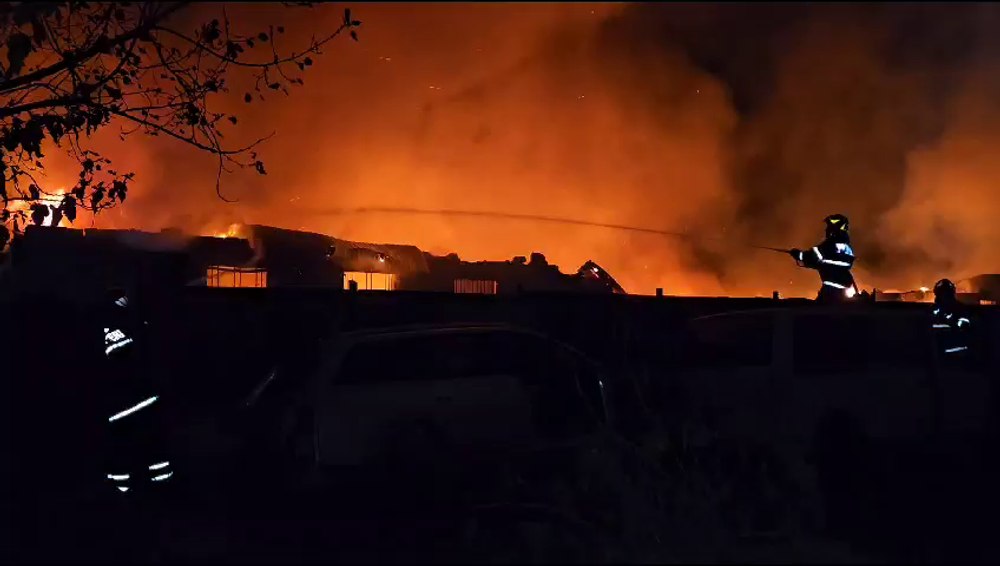 Incendiu puternic în Slatina. Arde o hală în care sunt materiale combustibile. Zeci de pompieri acționează VIDEO